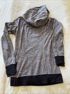 Lululemon Think Fast Hoodie in Heather Gray with Black Accents, size 8